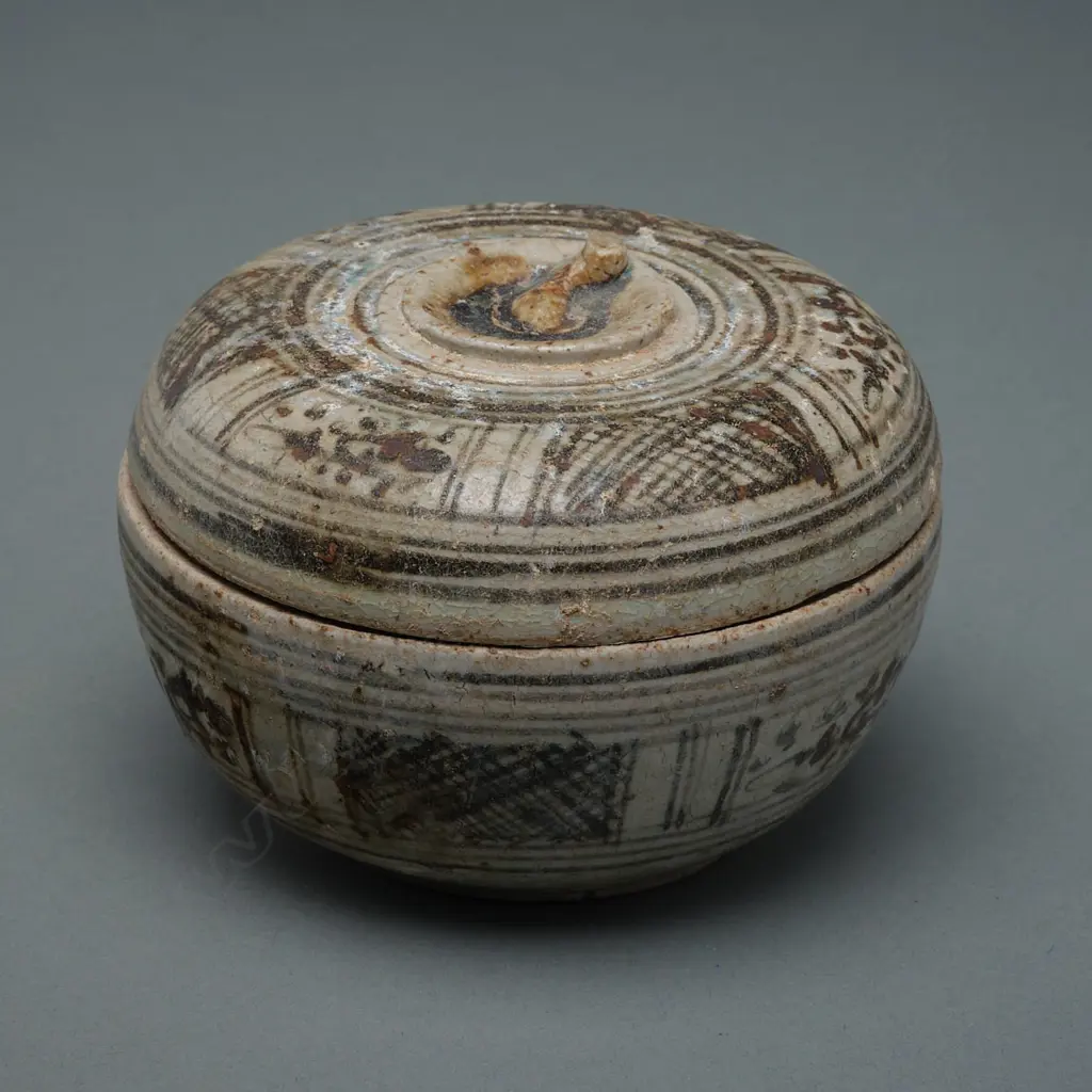 Stoneware covered box – Sawankhalok – 13th to 16thC, Image 1++